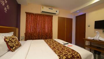 AC Room | Premium bedding, desk, soundproofing, free WiFi