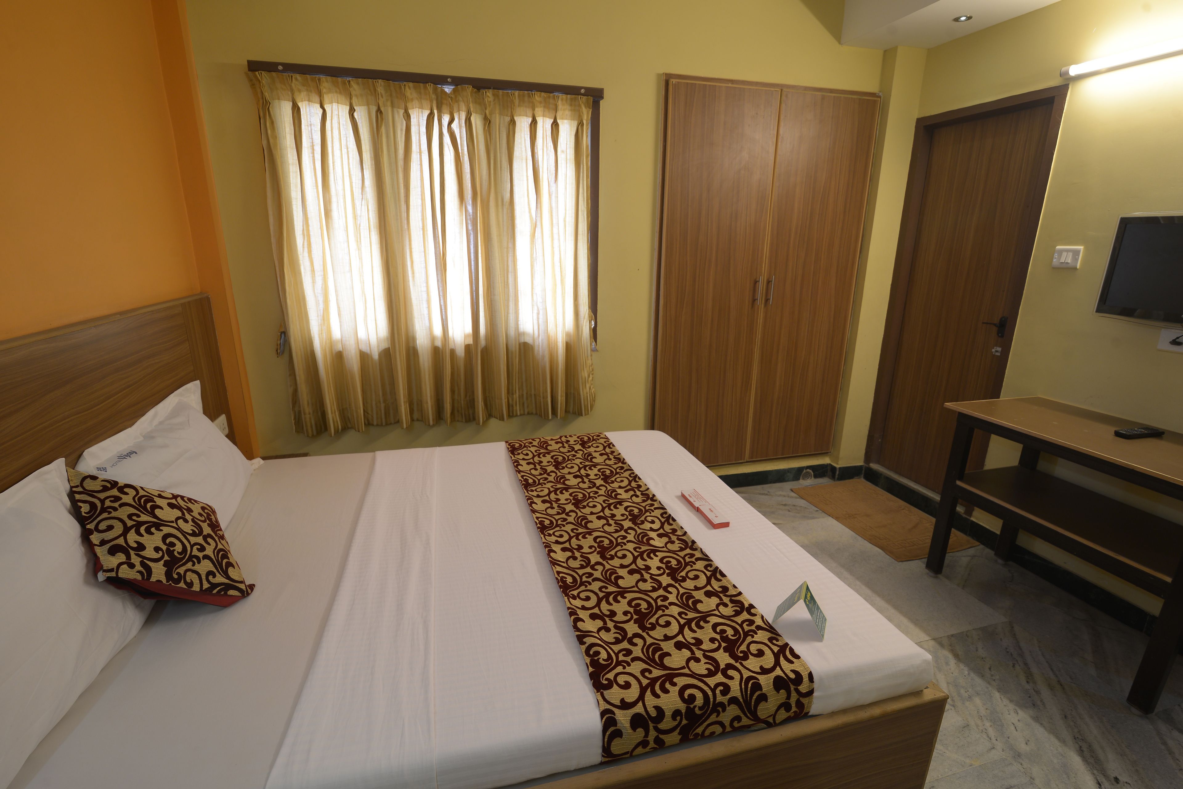 non ac room | 1 bedroom, premium bedding, desk, soundproofing