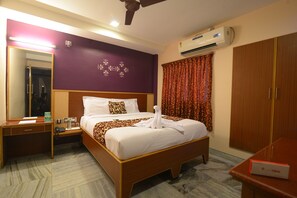 AC Room | Premium bedding, desk, soundproofing, free WiFi - Hotel Vijay (Madurai)