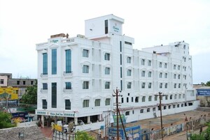 Un hotel de varios pisos con fachada blanca, balcones y un letrero que dice 'Clinton Park Inn'.