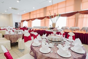 2 restaurants; breakfast, lunch and dinner served  - TH Hotel Kelana Jaya (Petaling Jaya)