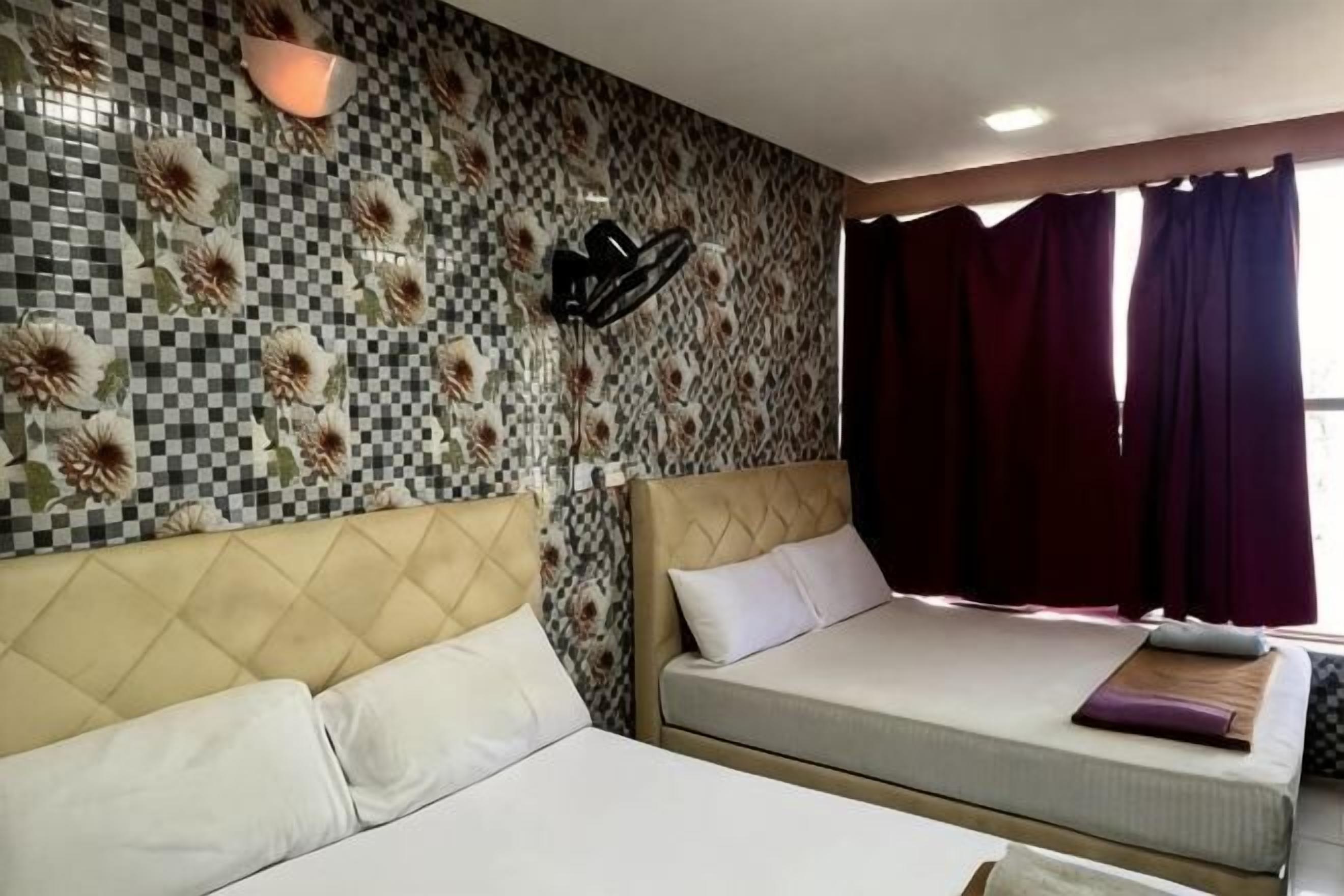Tabla de planchar con plancha, wifi gratis y ropa de cama 