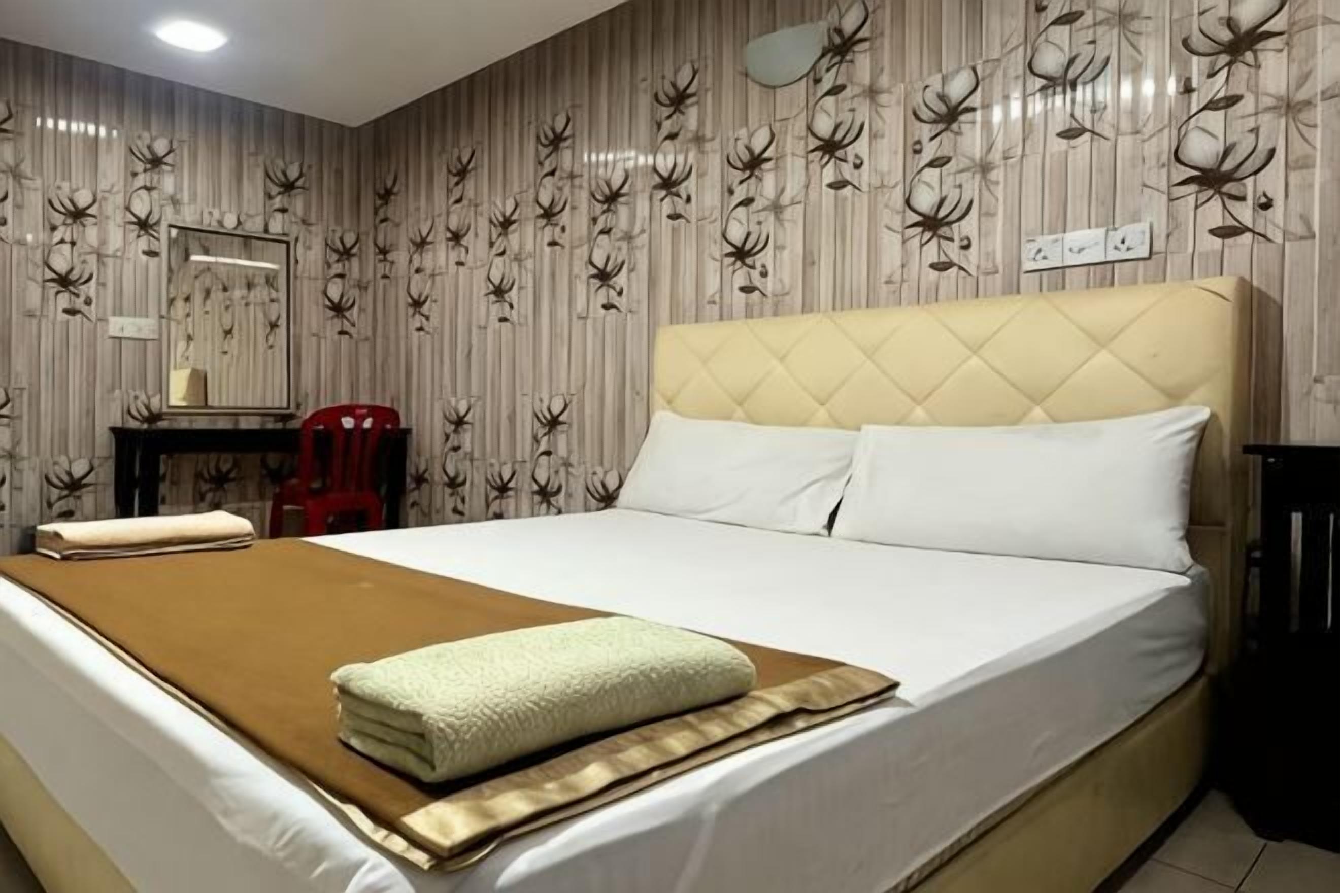 Tabla de planchar con plancha, wifi gratis y ropa de cama 