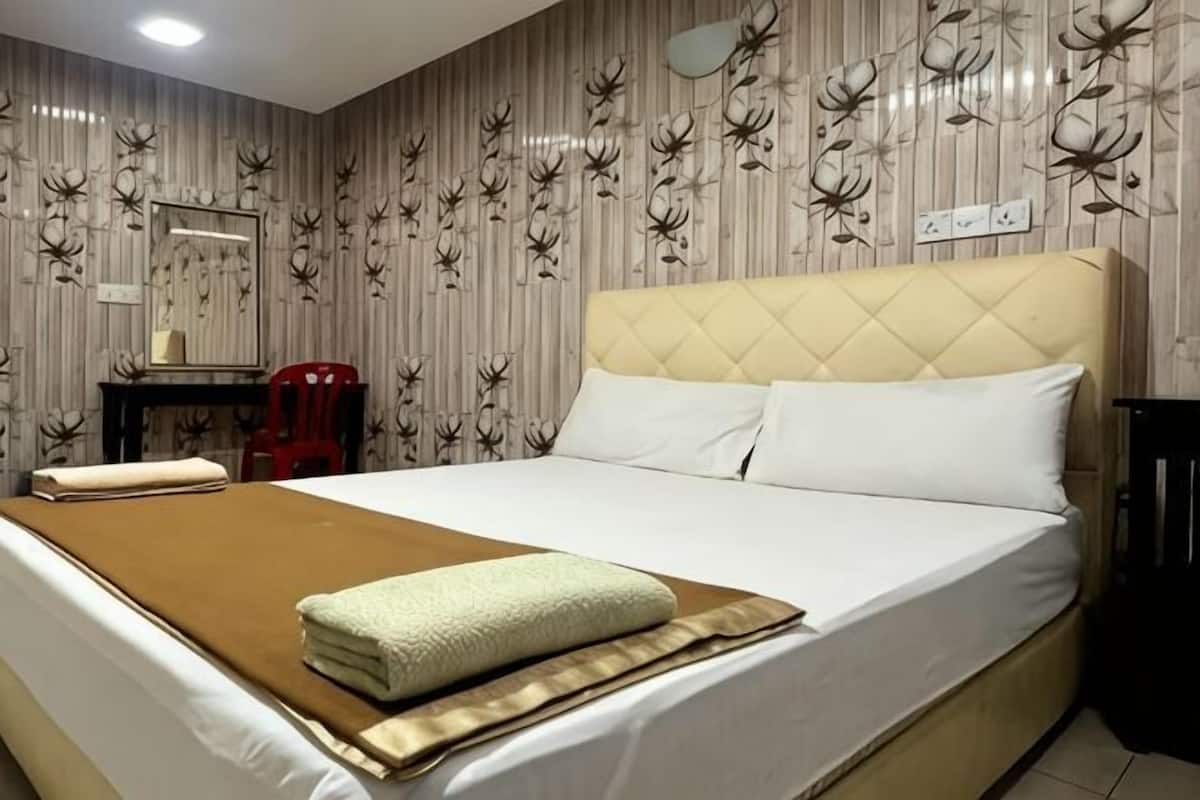 Tabla de planchar con plancha, wifi gratis y ropa de cama