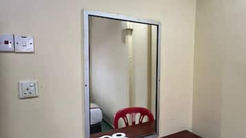Habitación cuádruple | Servicio de comidas en la habitación