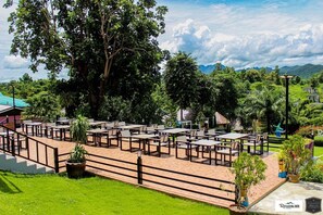 供應早餐、午餐及晚餐