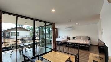 Floating Twin Room | Free WiFi, bed sheets