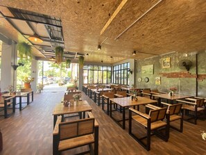 Breakfast, lunch and dinner served - Riverside Hill Resort & Restaurant (Sai Yok)