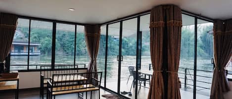 Floating Twin Room | วิวทะเลสาบ