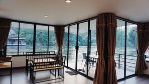 Floating Twin Room | Blick auf den See