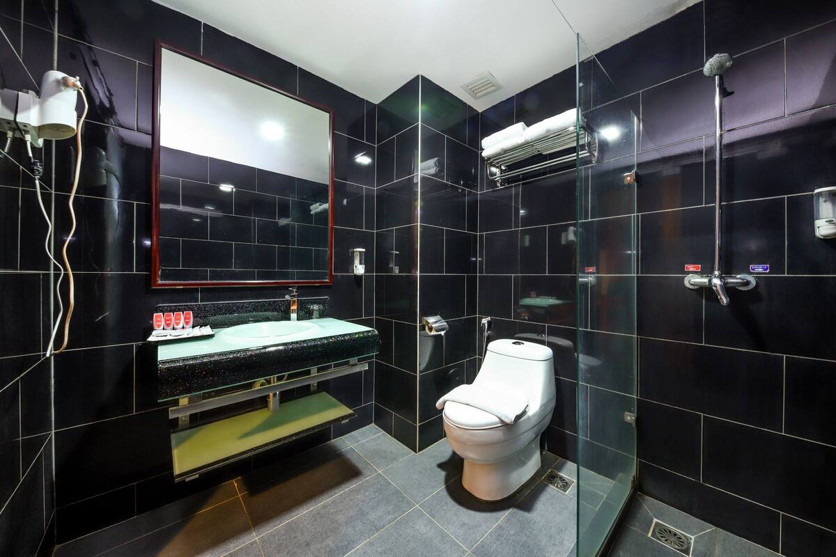 Habitación triple Deluxe | Baño | Regadera, amenidades de baño gratuitas, bidet, toallas