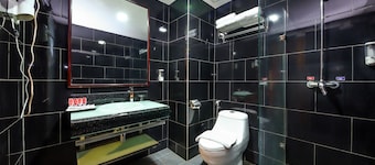 OYO Capital O 89357 Unicorn Hotel