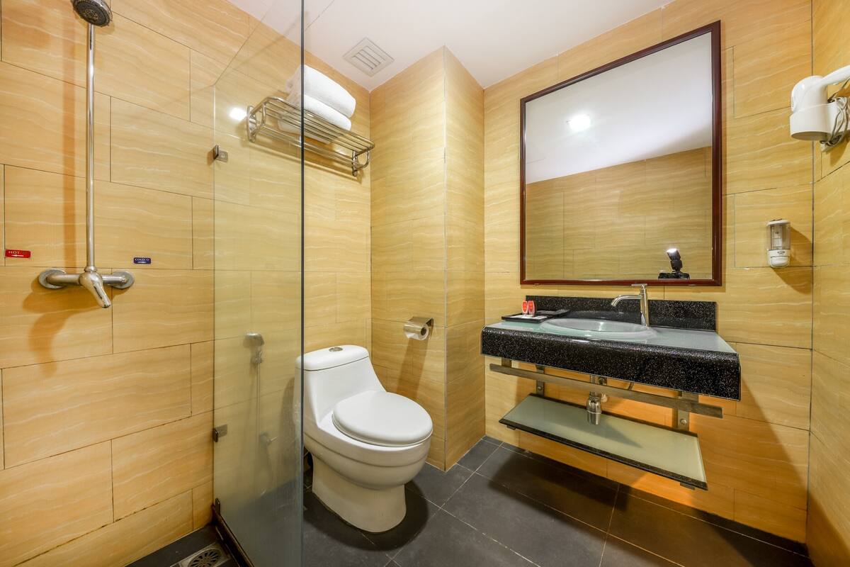 Habitació doble Deluxe, 1 llit de matrimoni gran | Bany | Dutxa, articles de tocador gratuïts, bidet i tovalloles 