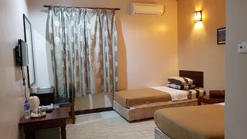 Superior Twin Room | Desk