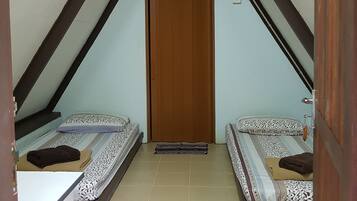 Standard Room (Kamunting Backpacker, No Water Heater) | Desk