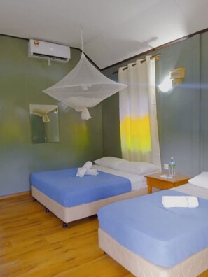 Family Room, Sea View (Deluxe) | Meja, cadar katil 