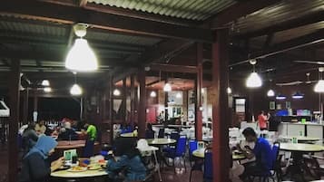Menyajikan masakan internasional