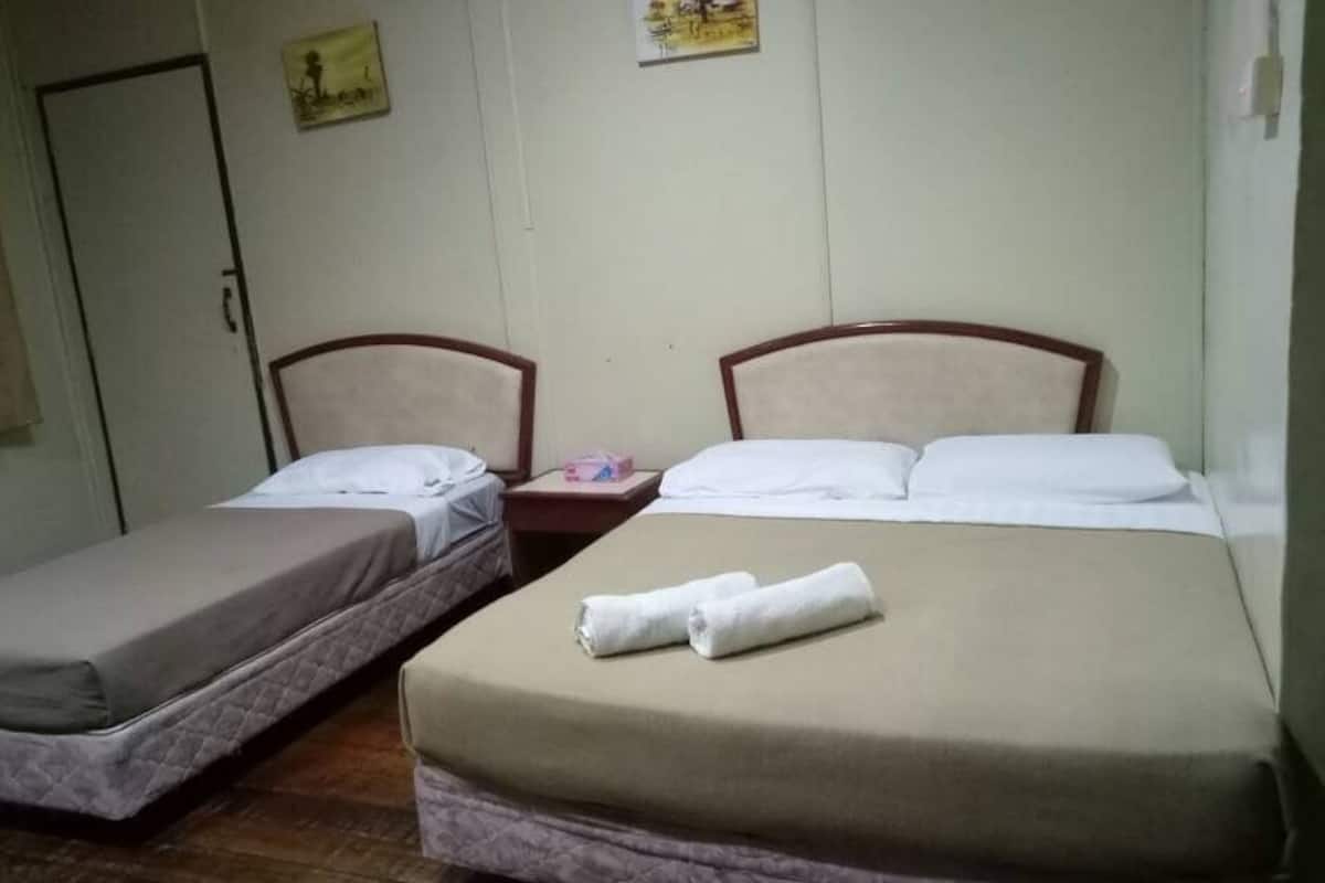 Deluxe Garden View | Desk, bed sheets