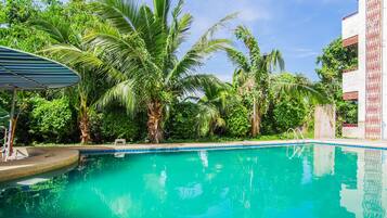 Una piscina al aire libre