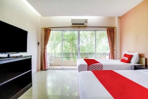 A hotel room with two beds, a TV, and a balcony with curtains. - Ban Sabaidee (Ayutthaya)