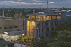 Ein mehrstöckiges Hotel mit modernem Design, ein markanter Eingang und Blick auf die Umgebung.