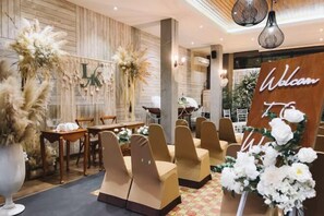 Indoor wedding - Amphawa Nanon Hotel (Amphawa)