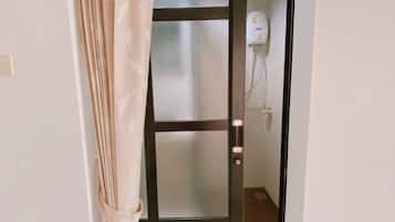 Kamar Superior | Kamar mandi | Shower, perlengkapan mandi gratis, handuk, dan sabun