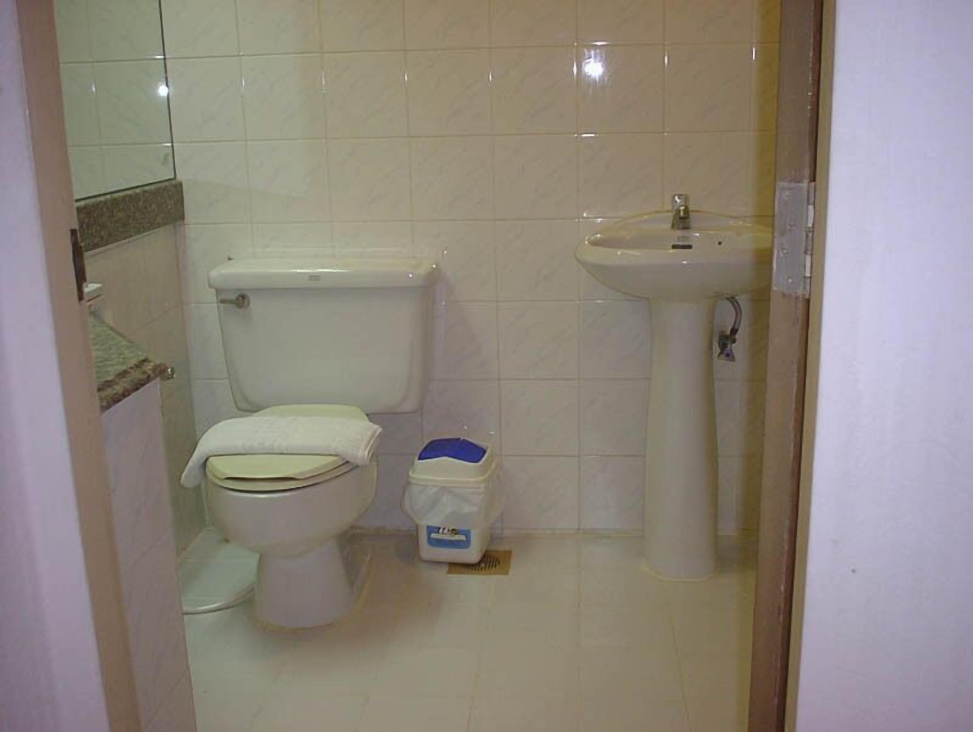 combined shower/bathtub, free toiletries