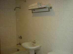 Tina con regadera y amenidades de baño gratuitas 
