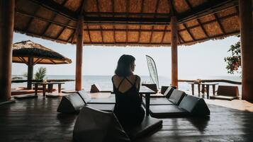 Se sirven desayunos, comidas, cenas y cocina tailandesa