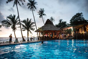 Outdoor pool, pool umbrellas, sun loungers - Nature Beach Resort (Ko Chang)