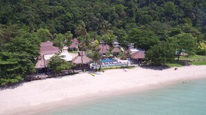 On the beach, beach towels - Nature Beach Resort (Ko Chang)