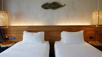 Air Conditioned Front Bungalow Twin Room | セーフティボックス (室内)、デスク、ノートパソコン用作業スペース、遮光カーテン