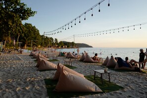 On the beach, beach towels - Nature Beach Resort (Ko Chang)