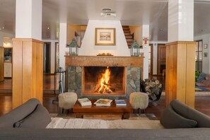 32-inch flat-screen TV with cable channels, TV - Le Chatelet Hotel (San Martín de los Andes)