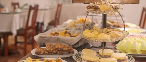 Una mesa de buffet con diversos postres y aperitivos.