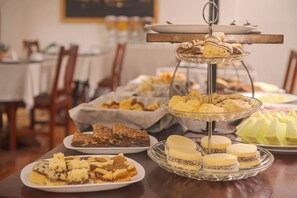 Een buffet met diverse desserts en hapjes.