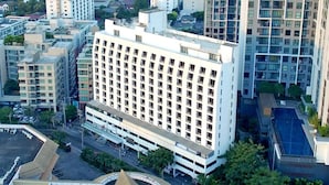 Un hôtel de grande hauteur au design moderne, doté d’une cour intérieure et de nombreux étages.
