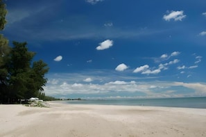 A beach with a clear sky and a few clouds. - Casuarina Beach Resort (Cha Am)