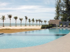 Una piscina con vista sulla spiaggia e sull'oceano.