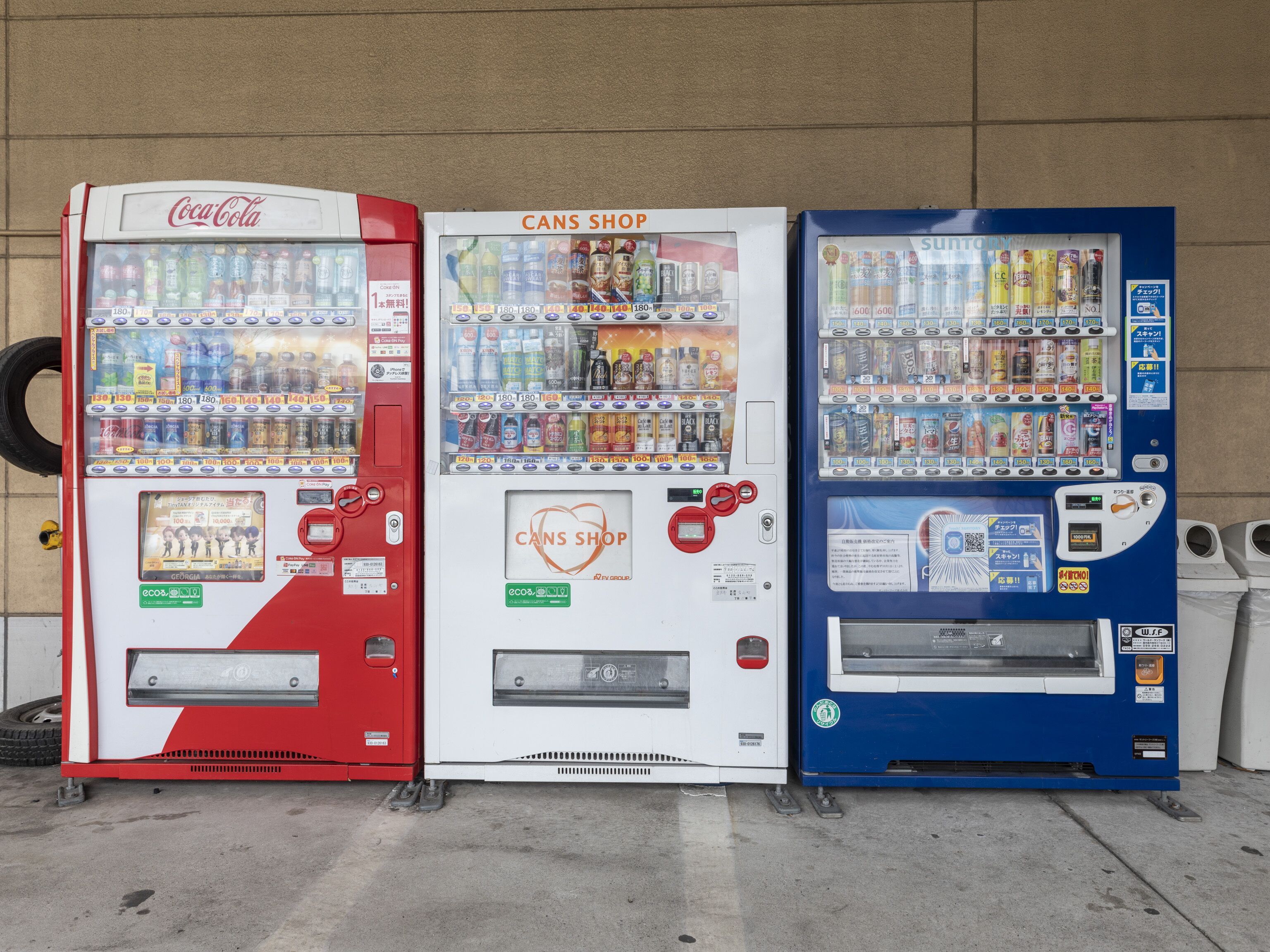 Tre automater: Coca-Cola, Cans Shop og Suntory.