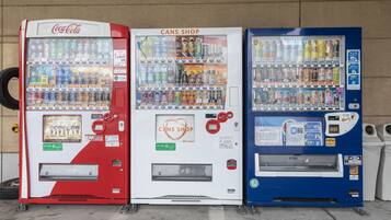Tre automater: Coca-Cola, Cans Shop og Suntory.