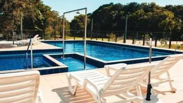 Innenpool, Außenpool, Sonnenschirme, Liegestühle