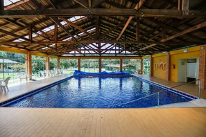 Indoor pool, outdoor pool, pool umbrellas, sun loungers - Palmas Hotel & Spa (Governador Celso Ramos)