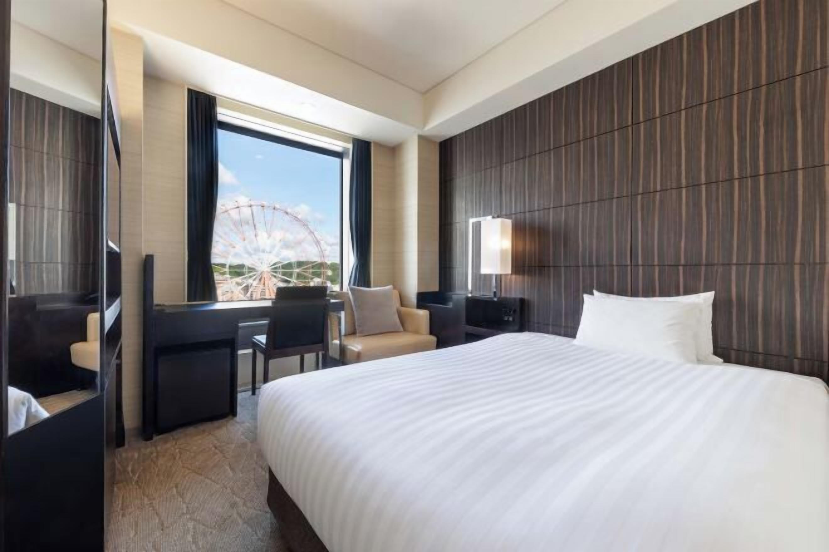 Sengetøy av topp kvalitet, safe på rommet og skrivebord