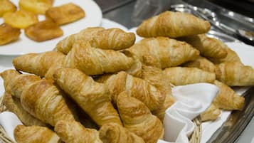 En kurv med croissanter og et fad med kager.