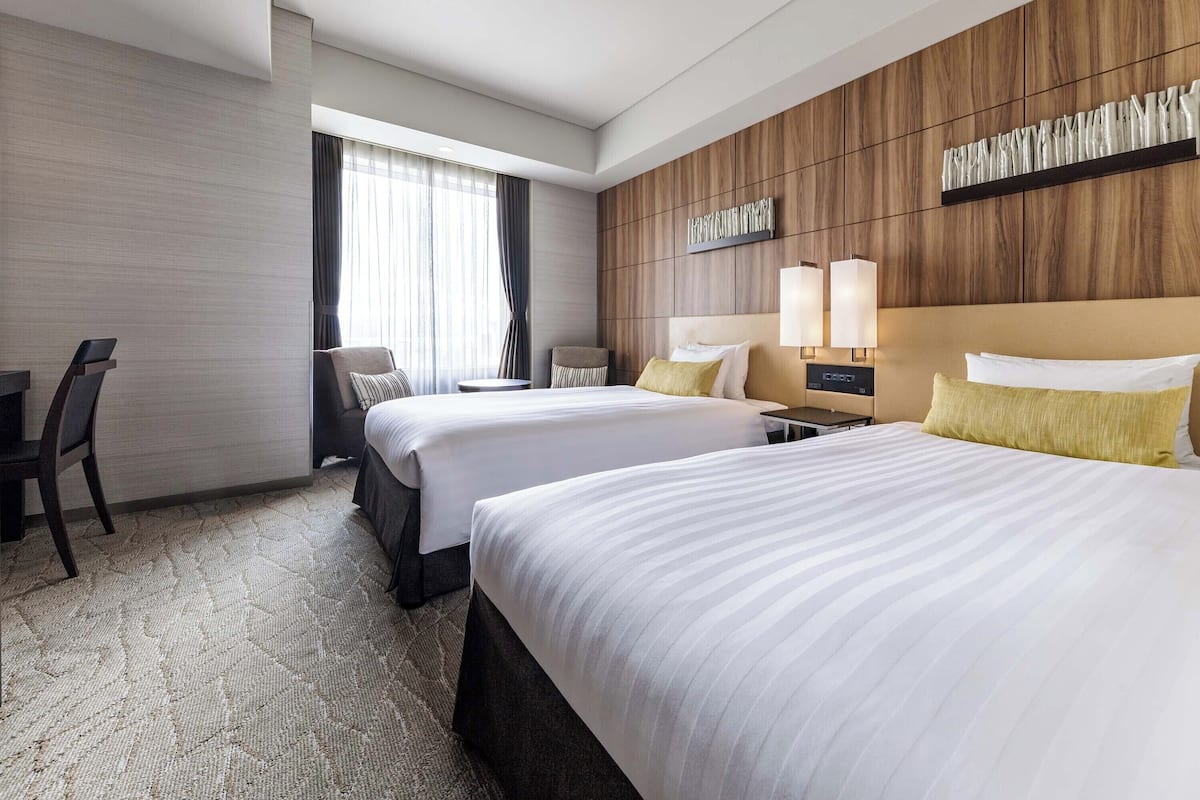 Ropa de cama de alta calidad y caja de seguridad en la habitación