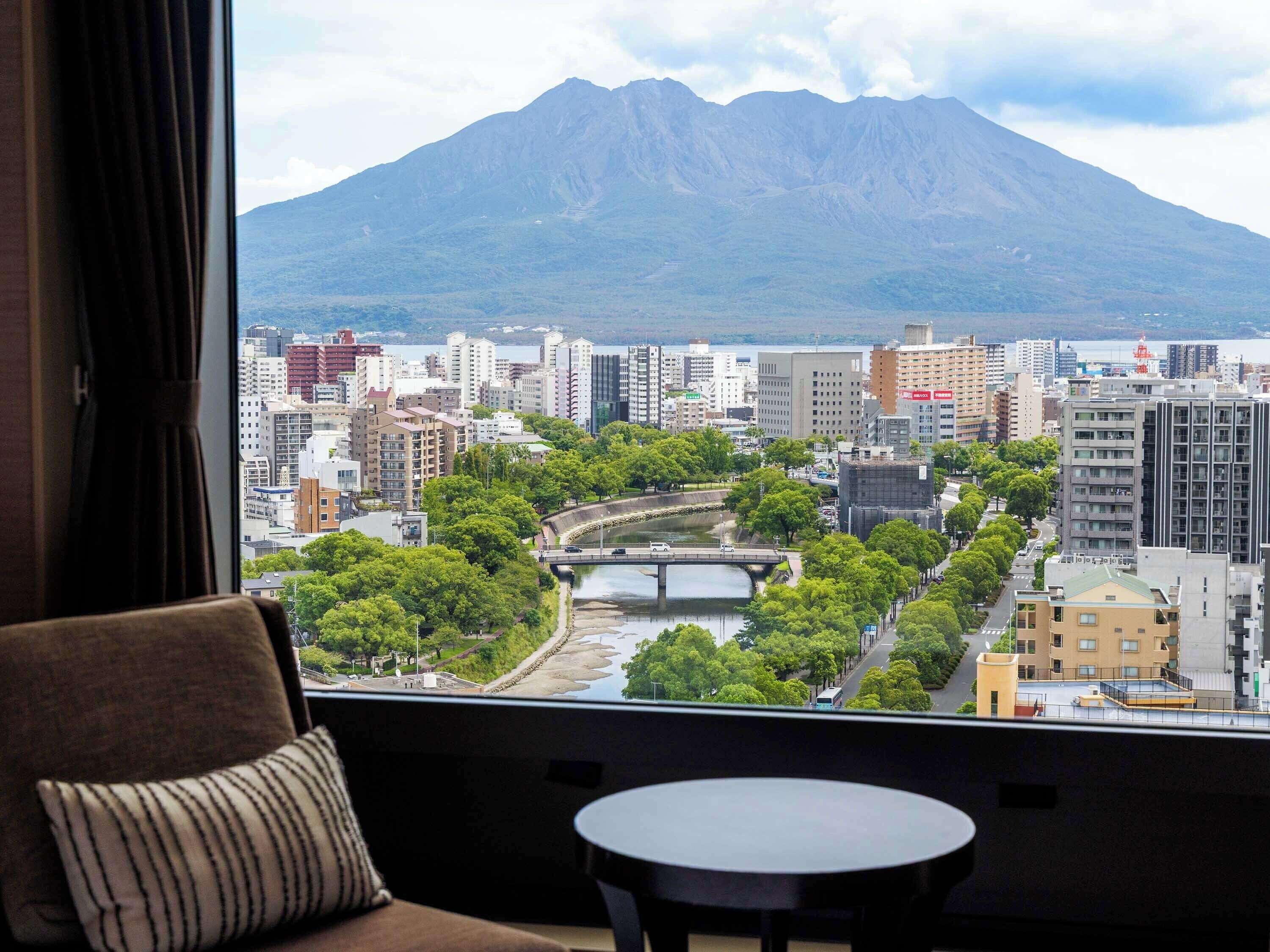 Seprai premium, brankas, meja kerja, dan setrika/meja setrika