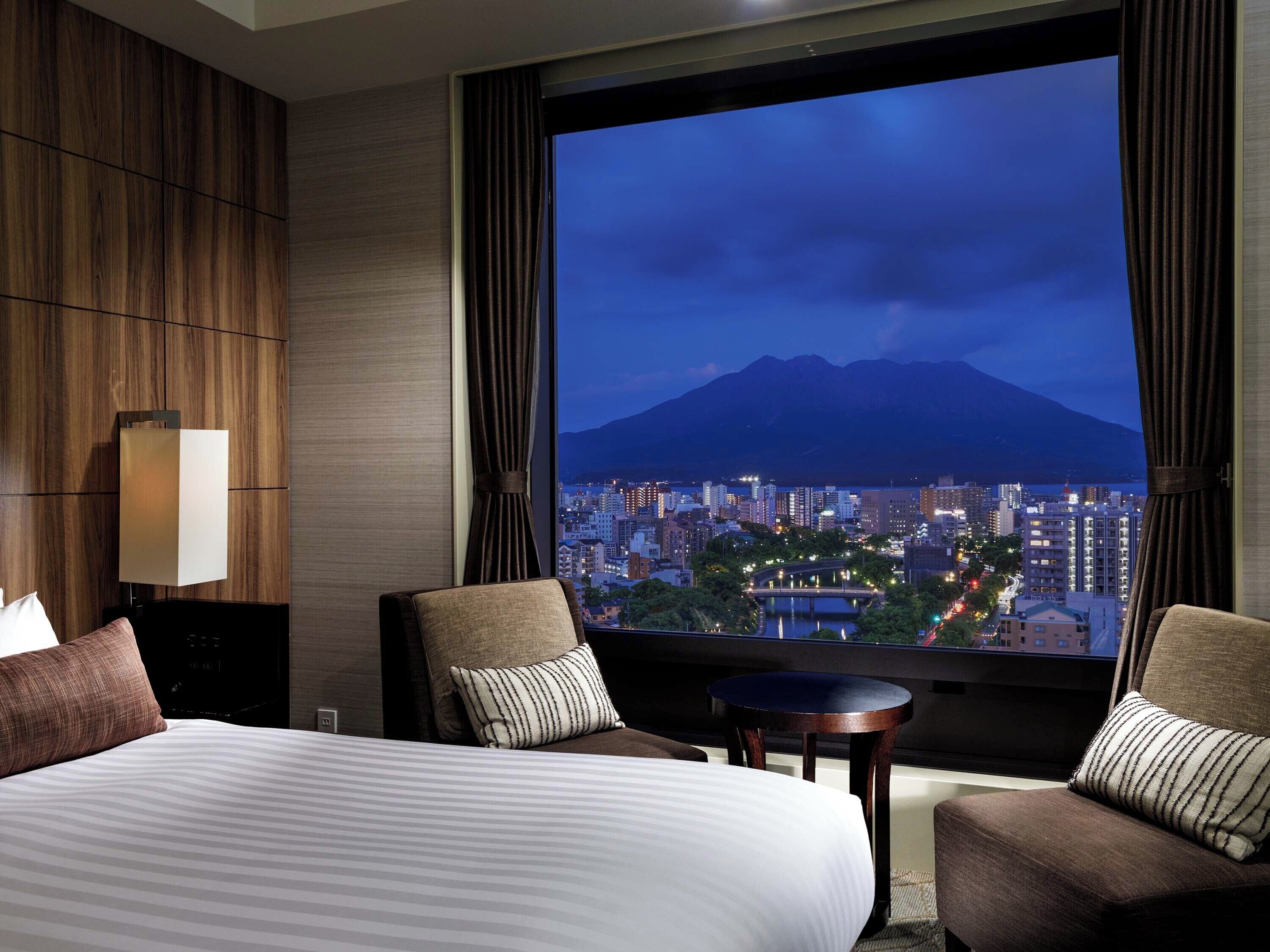 Premium bedding, in-room safe, desk, iron/ironing board