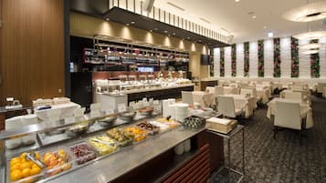 Daily cooked-to-order breakfast (JPY 2200 per person)
